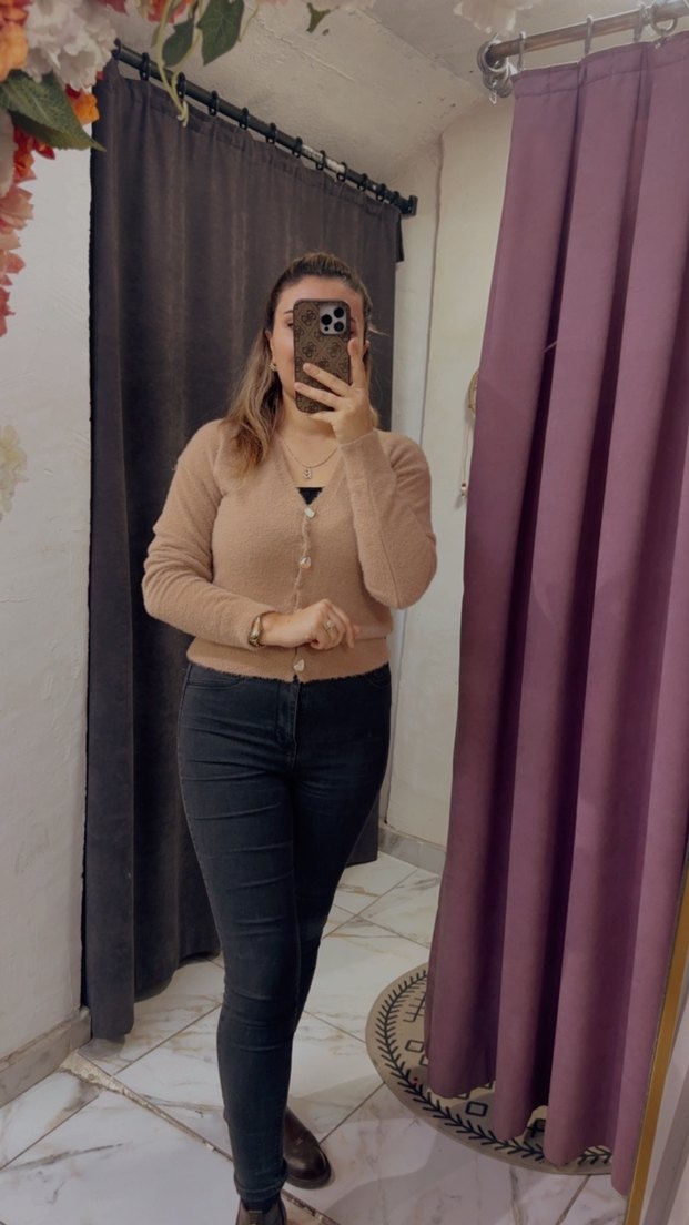 Bej V Yaka Düğmeli Kadın Triko - Görsel 3