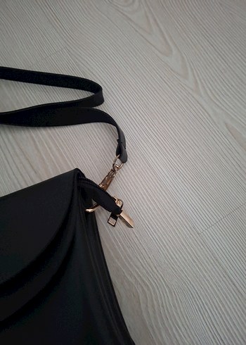 Siyah Fermuarlı Minimalist Kadın Çantası - Görsel 4