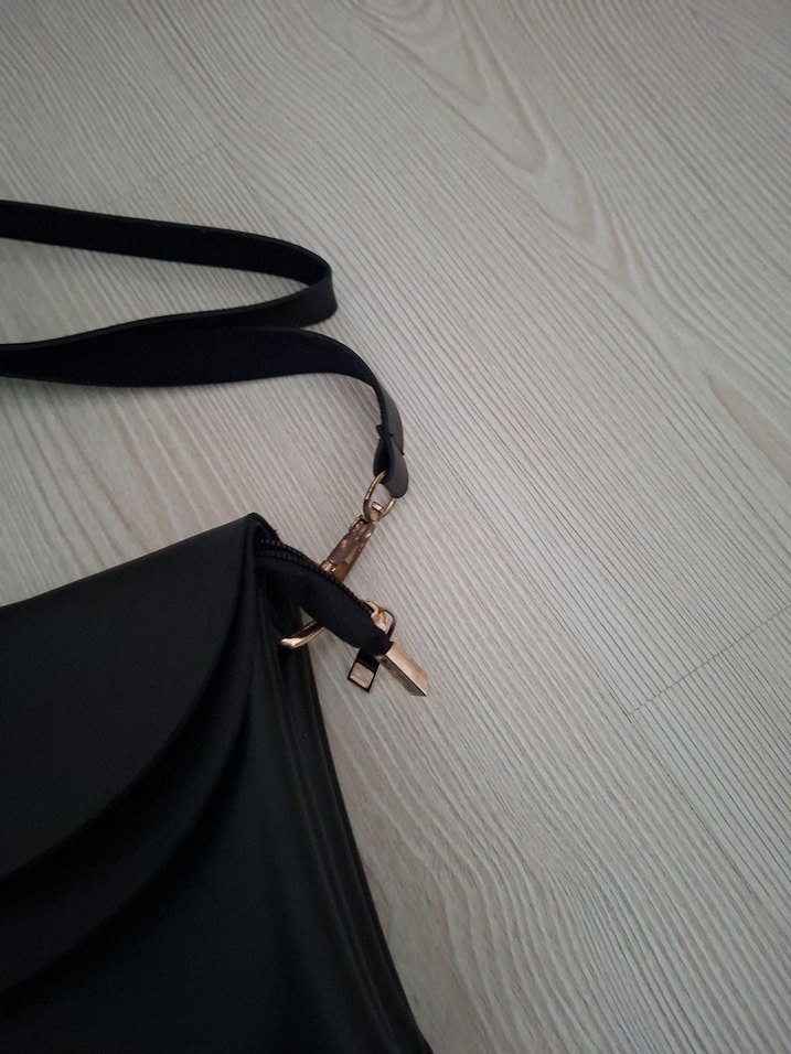 Siyah Fermuarlı Minimalist Kadın Çantası - Görsel 4