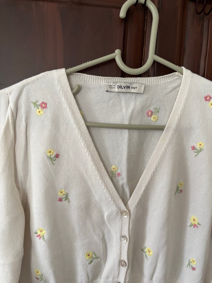 Nakışlı Beyaz Düğmeli Uzun Kollu Hırka - Görsel 2