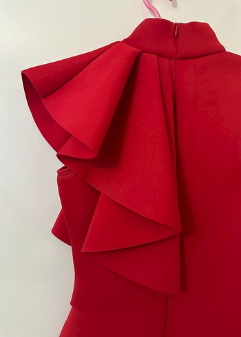 Kırmızı Fırfırlı Yüksek Yakalı Midi Elbise - Görsel 2