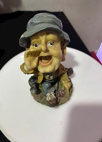 Şapkalı ve elini ağza götüren figüran - Görsel 2