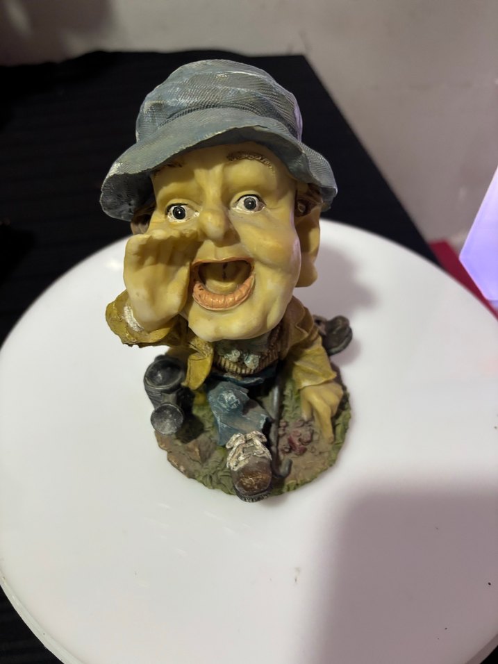 Şapkalı ve elini ağza götüren figüran - Görsel 2