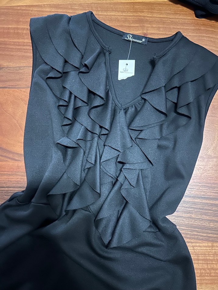 Siyah etiketli V Yaka Elbise - Görsel 2