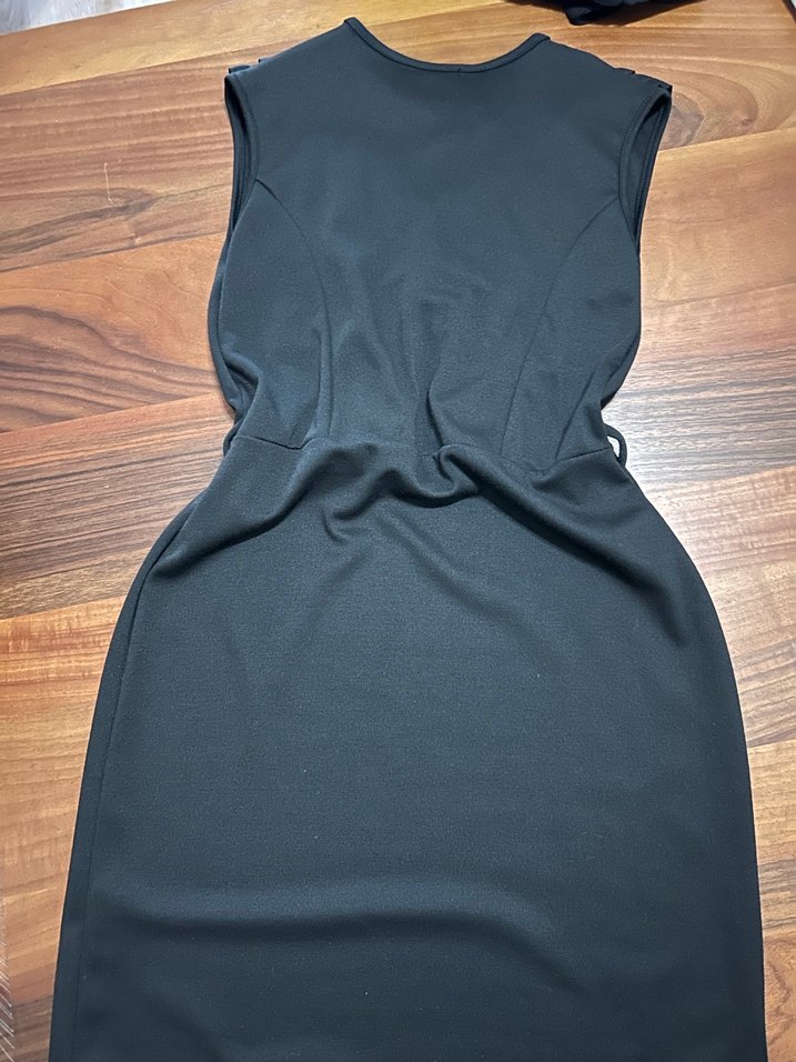 Siyah etiketli V Yaka Elbise - Görsel 3