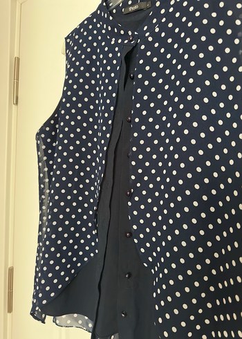 Lacivert Puantiyeli Düğmeli Kolsuz Bluz - Görsel 2