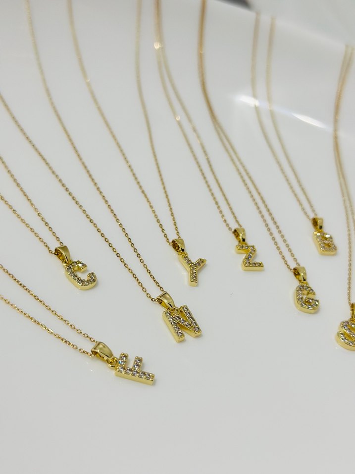 Altın Renk Mini Harfli Zincir Kolye - Görsel 3