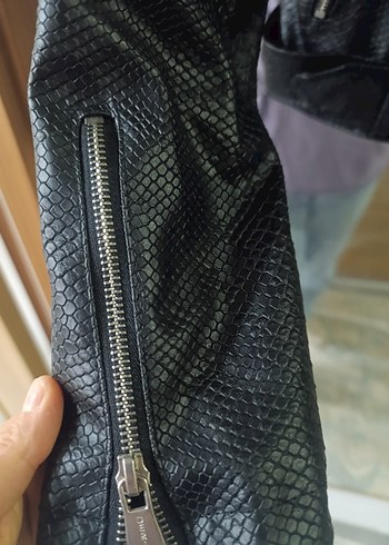 Kemerli Siyah Yılan Derisi Desenli Biker Ceket - Görsel 8