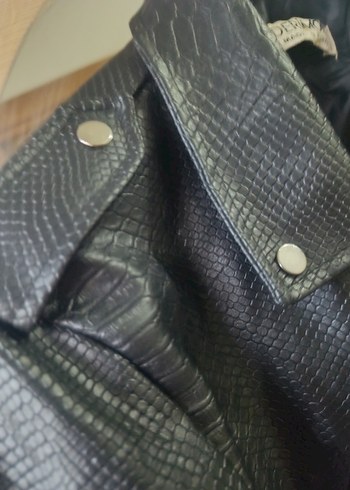 Kemerli Siyah Yılan Derisi Desenli Biker Ceket - Görsel 7