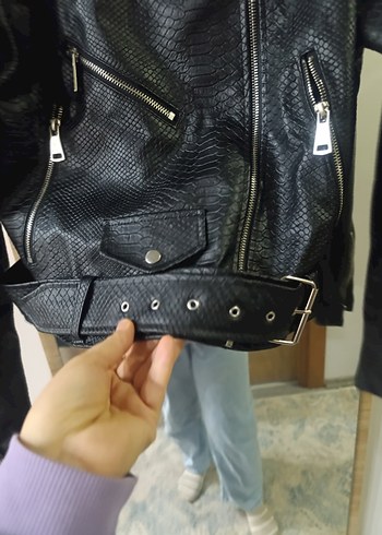 Kemerli Siyah Yılan Derisi Desenli Biker Ceket - Görsel 5