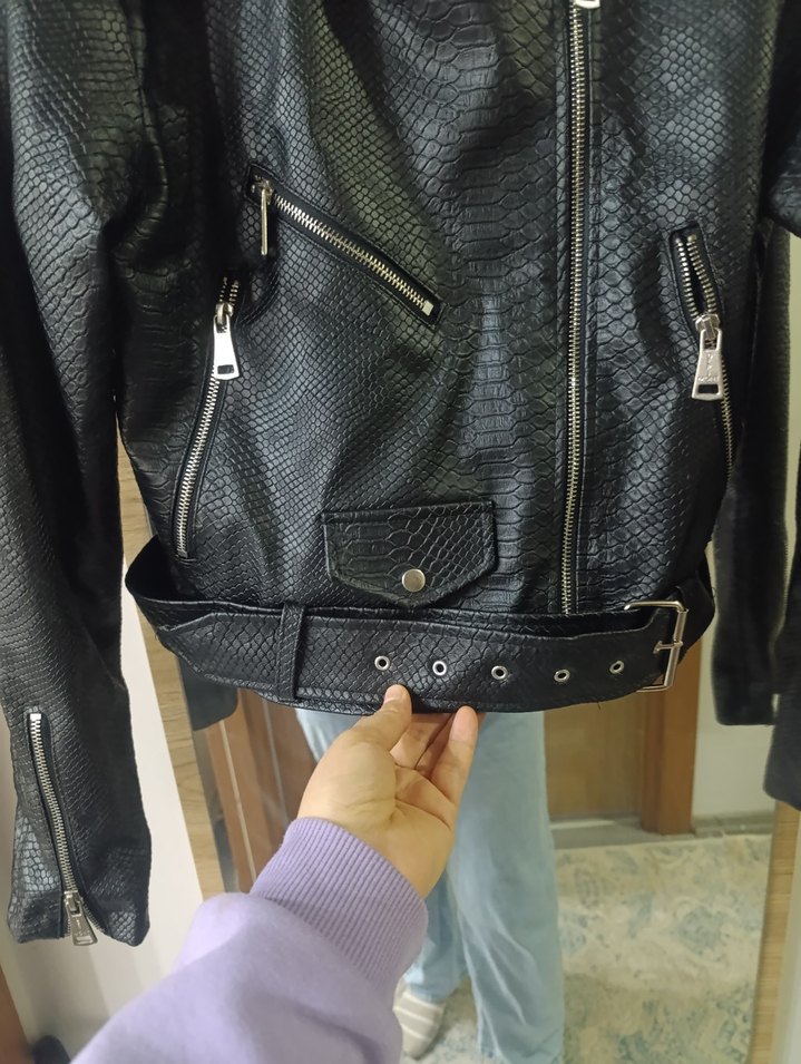 Kemerli Siyah Yılan Derisi Desenli Biker Ceket - Görsel 4