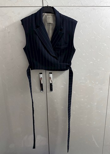 Çizgili, Kemerli, Kolsuz Kadın Blazer - Görsel 2