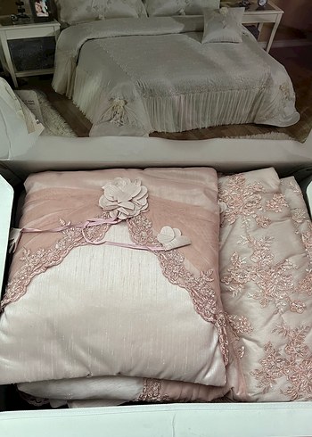 Pembe Nakışlı Dekoratif Yastık - Görsel 4