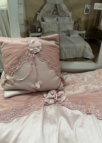 Pembe Nakışlı Dekoratif Yastık - Görsel 2