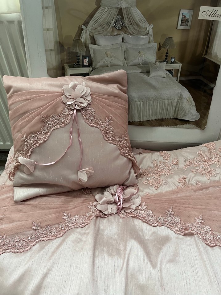 Pembe Nakışlı Dekoratif Yastık - Görsel 2
