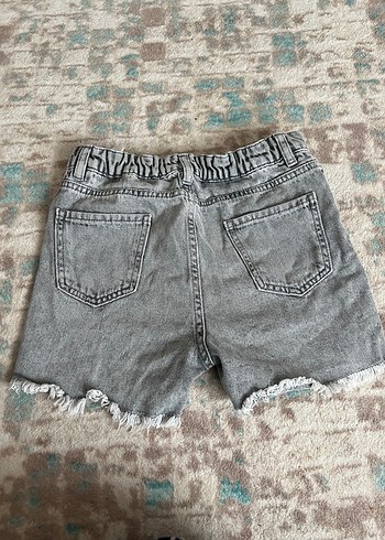 Gri Mini Denim Şort, Rahat Kesim, Tüylü Detaylı kız çocuk şortu - Görsel 3