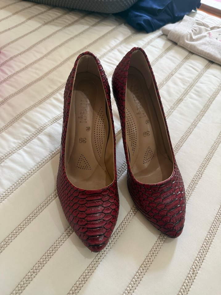 Bordo Yılan Desenli Deri Stiletto Topuklu - Görsel 2