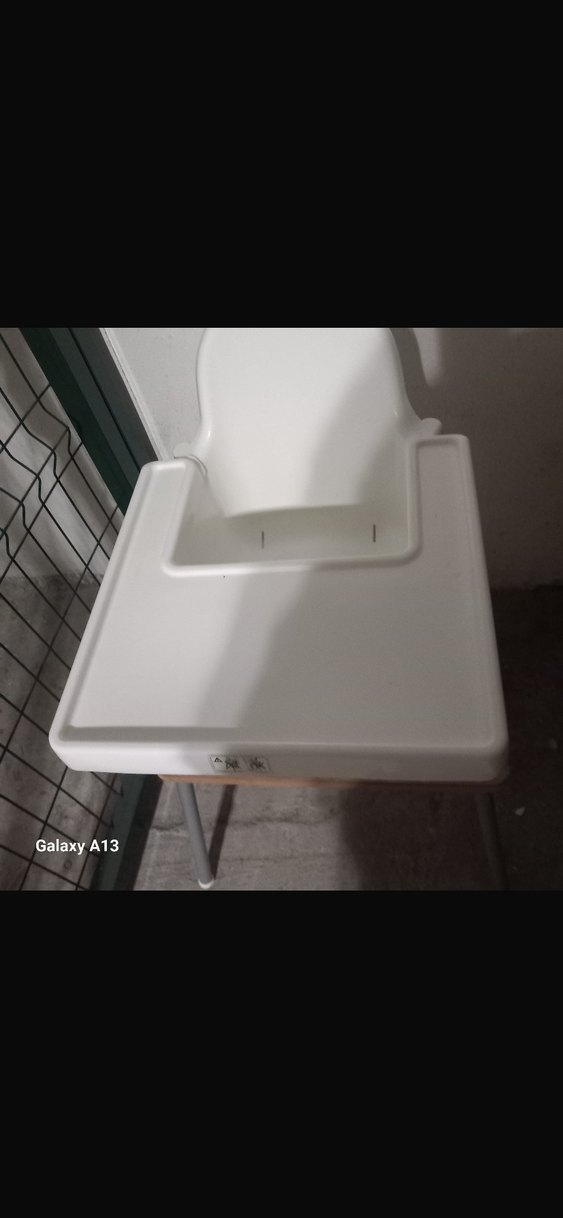 Beyaz ve Gri Bebek Mama Sandalyesi - Görsel 2