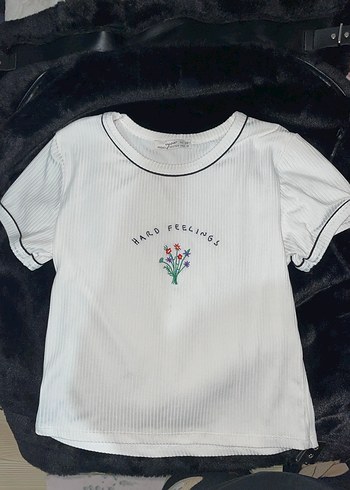 Çiçek Baskılı Beyaz Kısa Kollu Kadın Tişört - Görsel 2