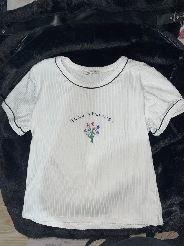 Çiçek Baskılı Beyaz Kısa Kollu Kadın Tişört - Görsel 2