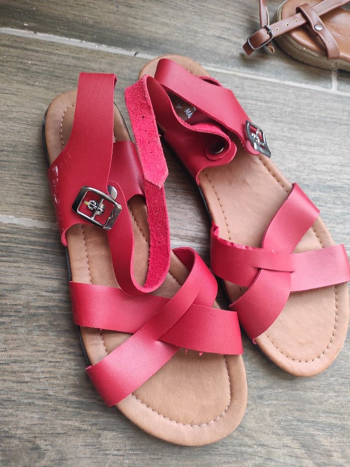 Kırmızı sandalet - Görsel 2