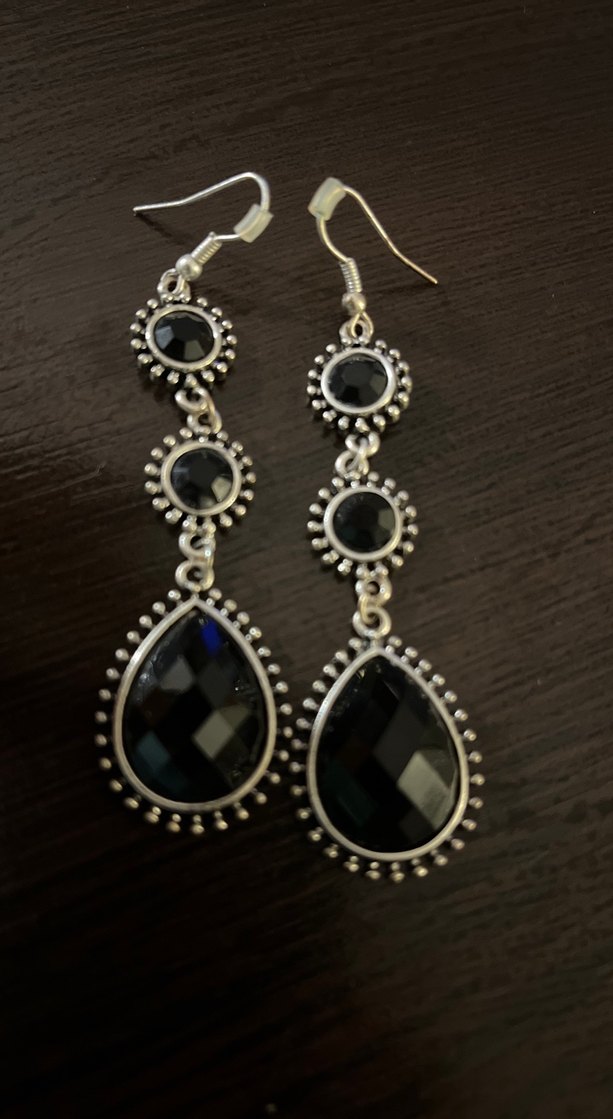 Uzun Siyah Boncuklu Gotik Küpeler - Görsel 2