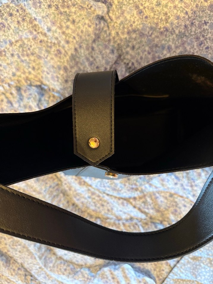 Kemer Tokalı Siyah Deri Kadın Çantası - Görsel 3