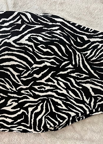 Trensyol Aarka Zebra Desenli Yüksek Yakalı Kadın Bluz S-M - Görsel 2