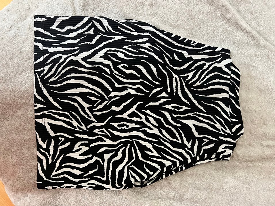 Trensyol Aarka Zebra Desenli Yüksek Yakalı Kadın Bluz S-M - Görsel 2