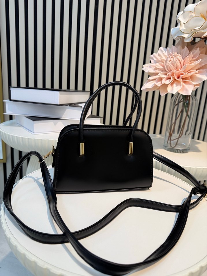 Klasik Siyah Deri Tokalı Kadın Çanta - Görsel 3