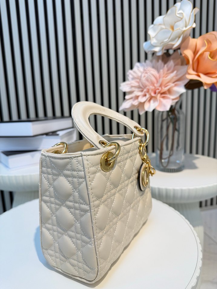 Zincir Detaylı Beyaz Deri Kadın Çanta - Görsel 3