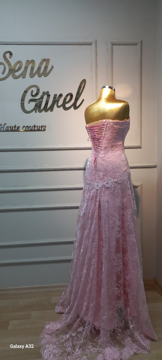 Dantel Detaylı Uzun Pembe Straplez Kadın Abiye - Görsel 2