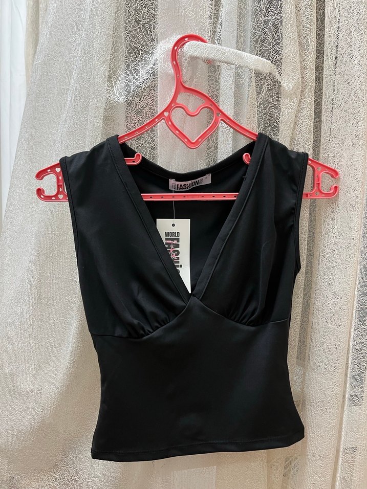 V Yaka Siyah Mini Goth Atlet - Görsel 2