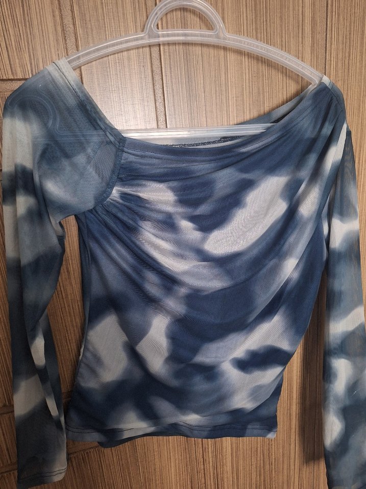 Drapeli V Yakalı Batik Desenli Kadın Bluz - Görsel 3