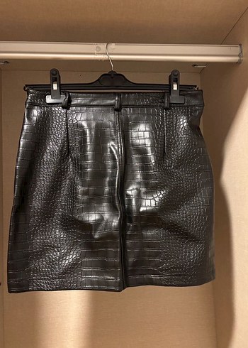 Düğmeli Siyah Deri Midi Şort - Görsel 3