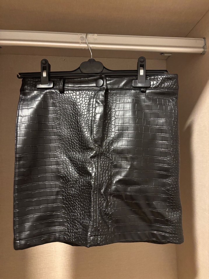 Düğmeli Siyah Deri Midi Şort - Görsel 2