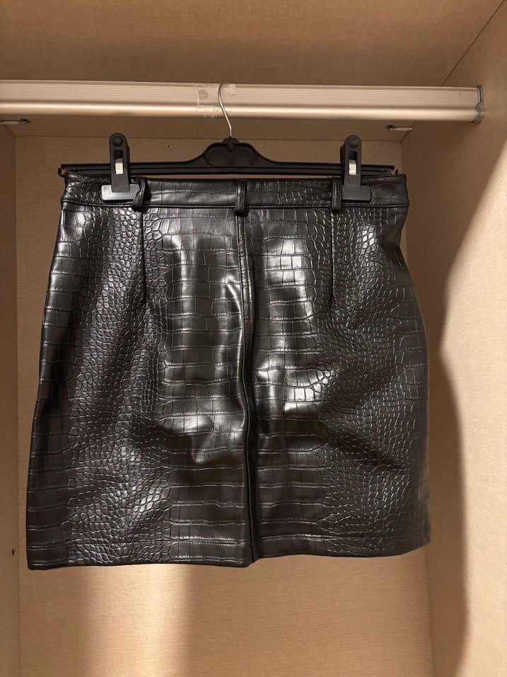 Düğmeli Siyah Deri Midi Şort - Görsel 3