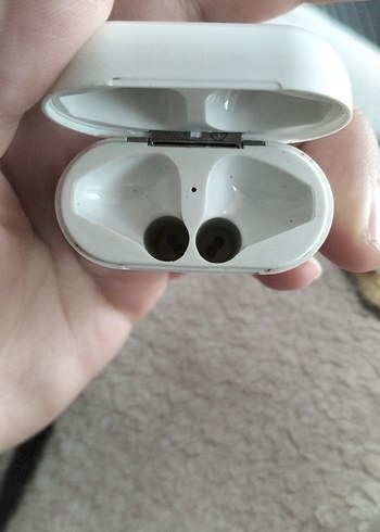 Beyaz Kablosuz Kulaklık ve Şarj Kutusu - Görsel 2