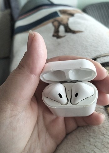 Beyaz Kablosuz Kulaklık ve Şarj Kutusu - Görsel 3