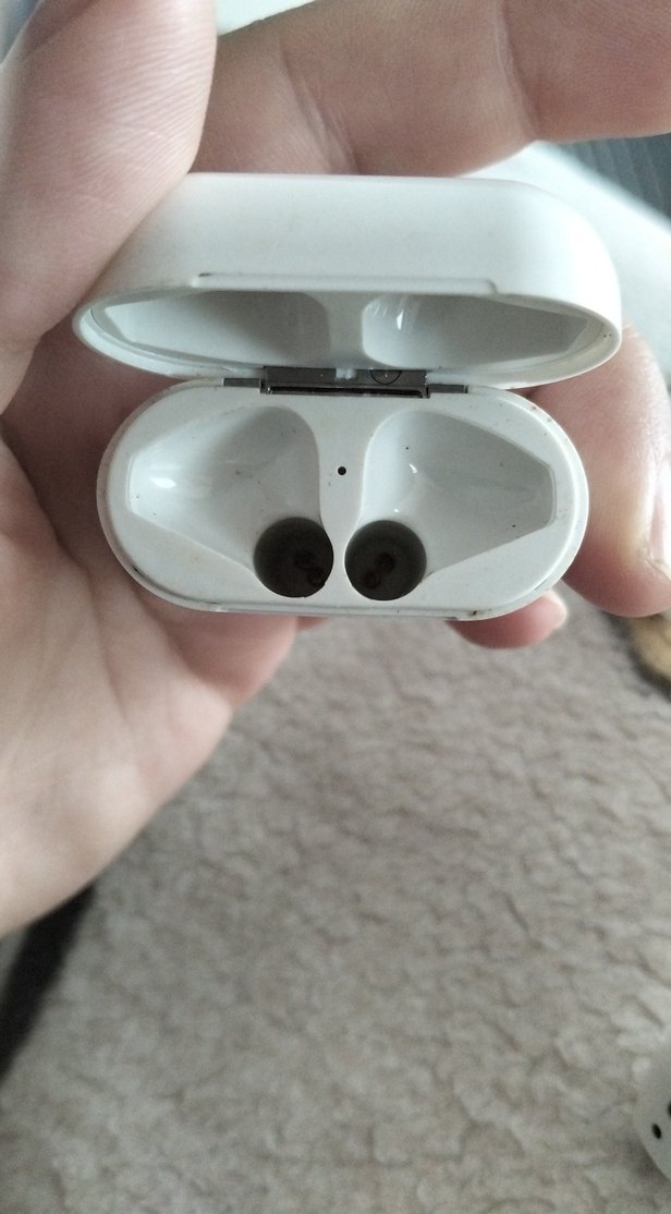 Beyaz Kablosuz Kulaklık ve Şarj Kutusu - Görsel 2