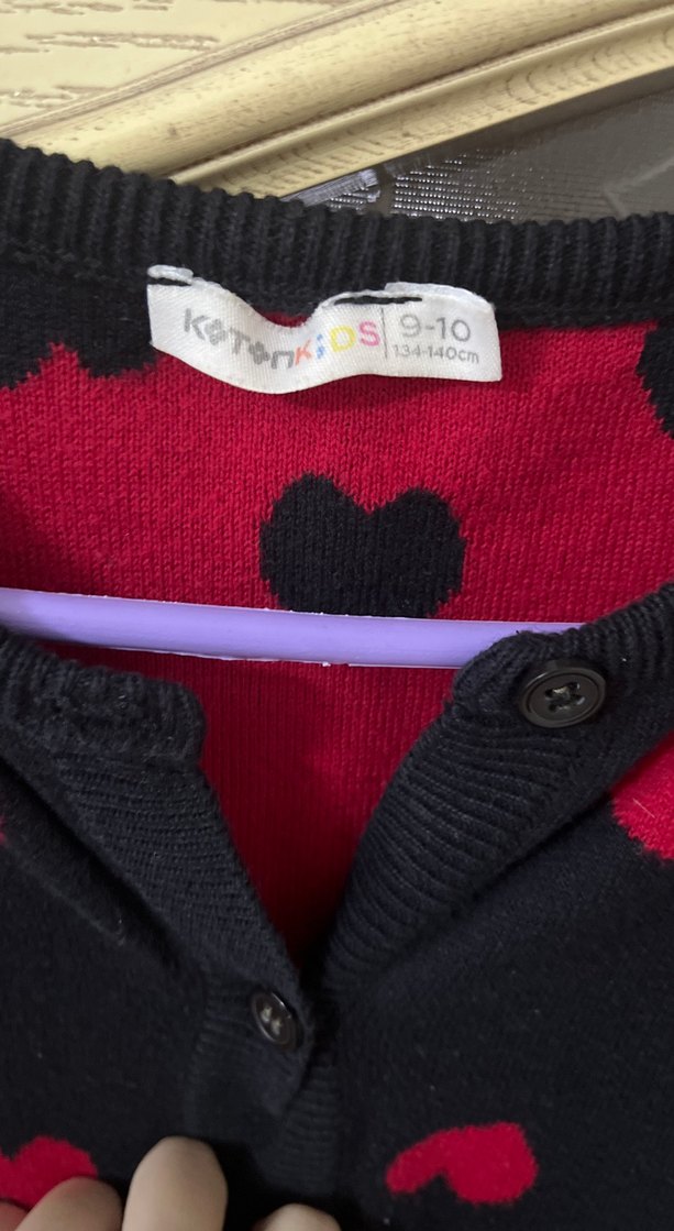 Kırmızı Kalp Desenli Siyah Hırka - Görsel 2