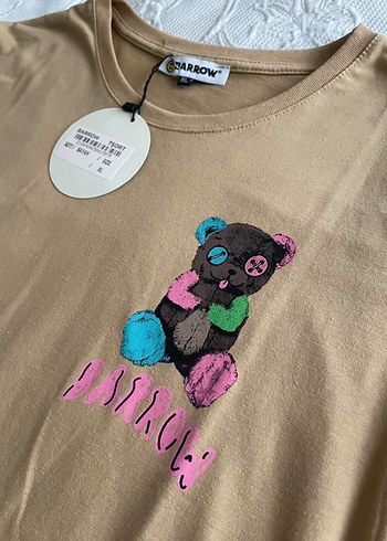 Düğmeli, baskılı kısa kollu kahverengi tişört - Görsel 2