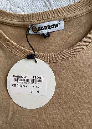 Düğmeli, baskılı kısa kollu kahverengi tişört - Görsel 3