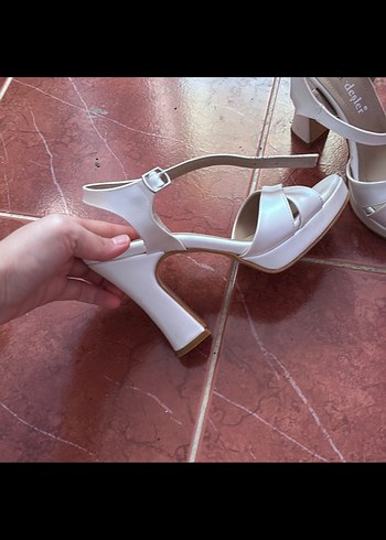 Beyaz Tokalı Kadın Topuklu Ayakkabı - Görsel 4