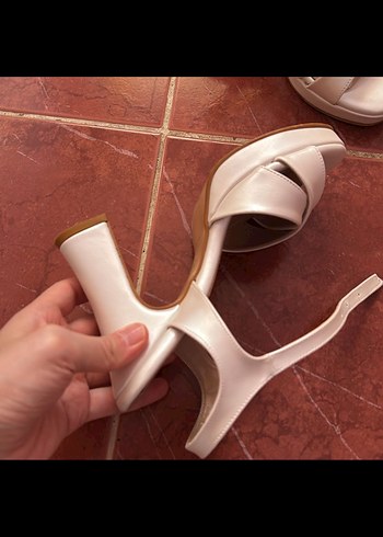 Beyaz Tokalı Kadın Topuklu Ayakkabı - Görsel 5