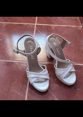 Beyaz Tokalı Kadın Topuklu Ayakkabı - Görsel 6