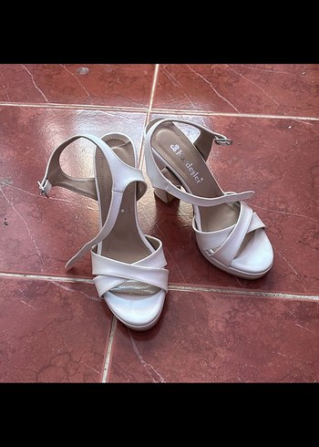 Beyaz Tokalı Kadın Topuklu Ayakkabı - Görsel 2