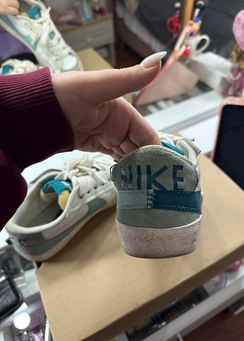 Beyaz ve Mavi Nike Sneakers - Görsel 3