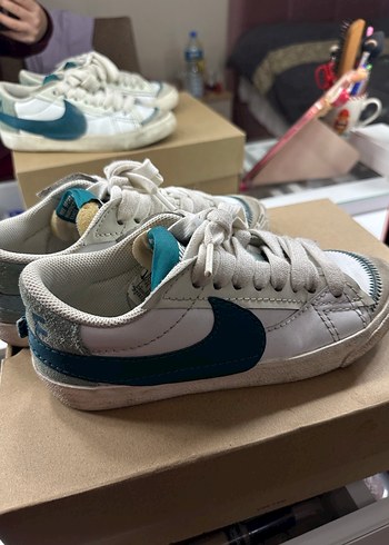Beyaz ve Mavi Nike Sneakers - Görsel 2