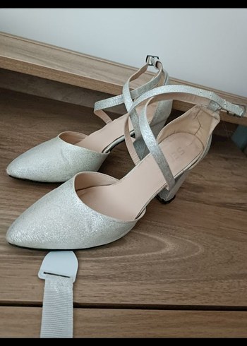 Beyaz Tokalı İnce Topuklu Kadın Abiye Ayakkabı - Görsel 2